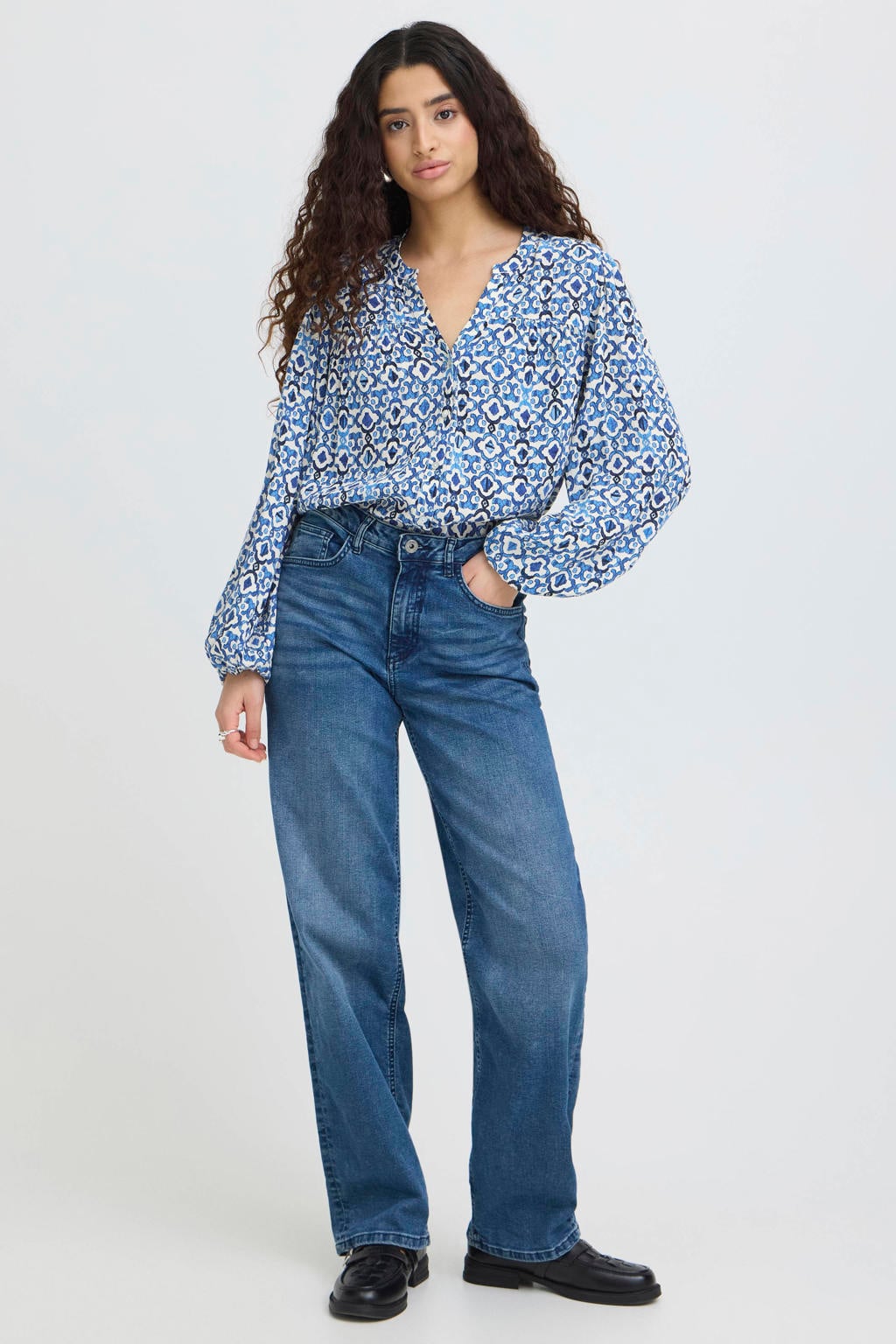 Blauwe dames ICHI gebloemde blouse van viscose met lange mouwen, V-hals en knoopsluiting