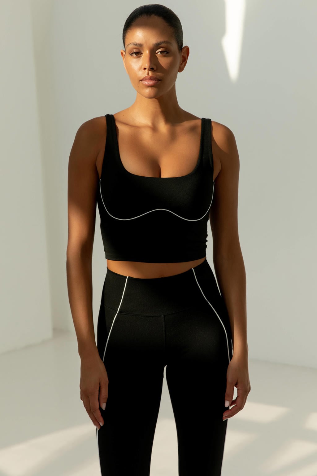 The Lola Club level 1 sporttop Alma zwart