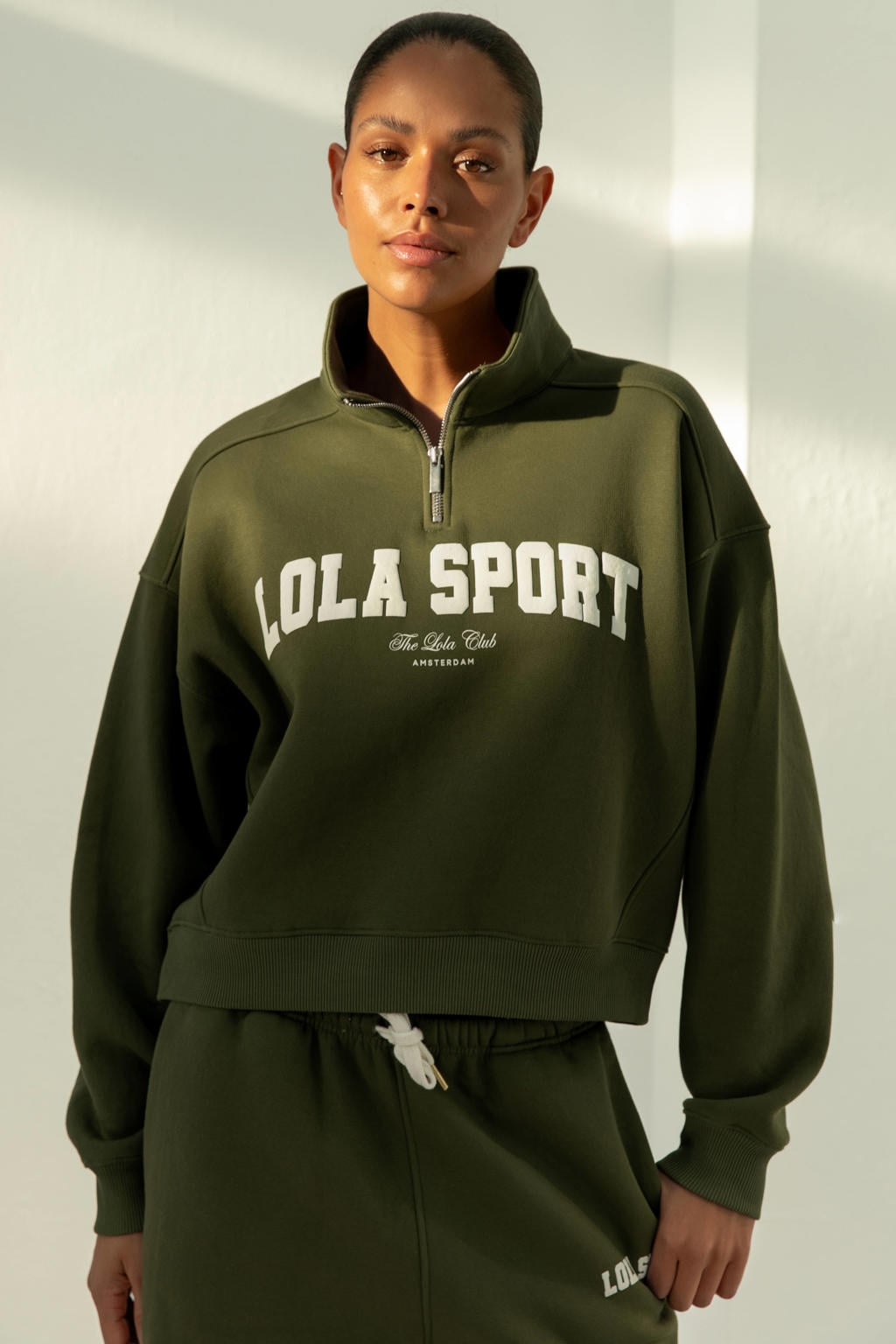Olijfgroene dames The Lola Club sweater Jayla Half Zip van katoen met effen, lange mouwen en opstaande kraag