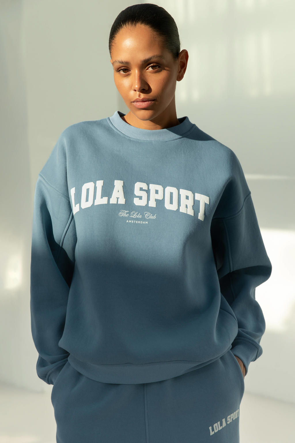 Blauwe dames The Lola Club sweater Jayla van katoen met effen, lange mouwen en ronde hals