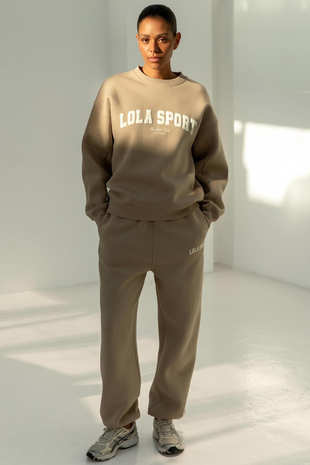 Zandkleurige dames The Lola Club joggingbroek Jayla van katoen met baggy, high waist en effen