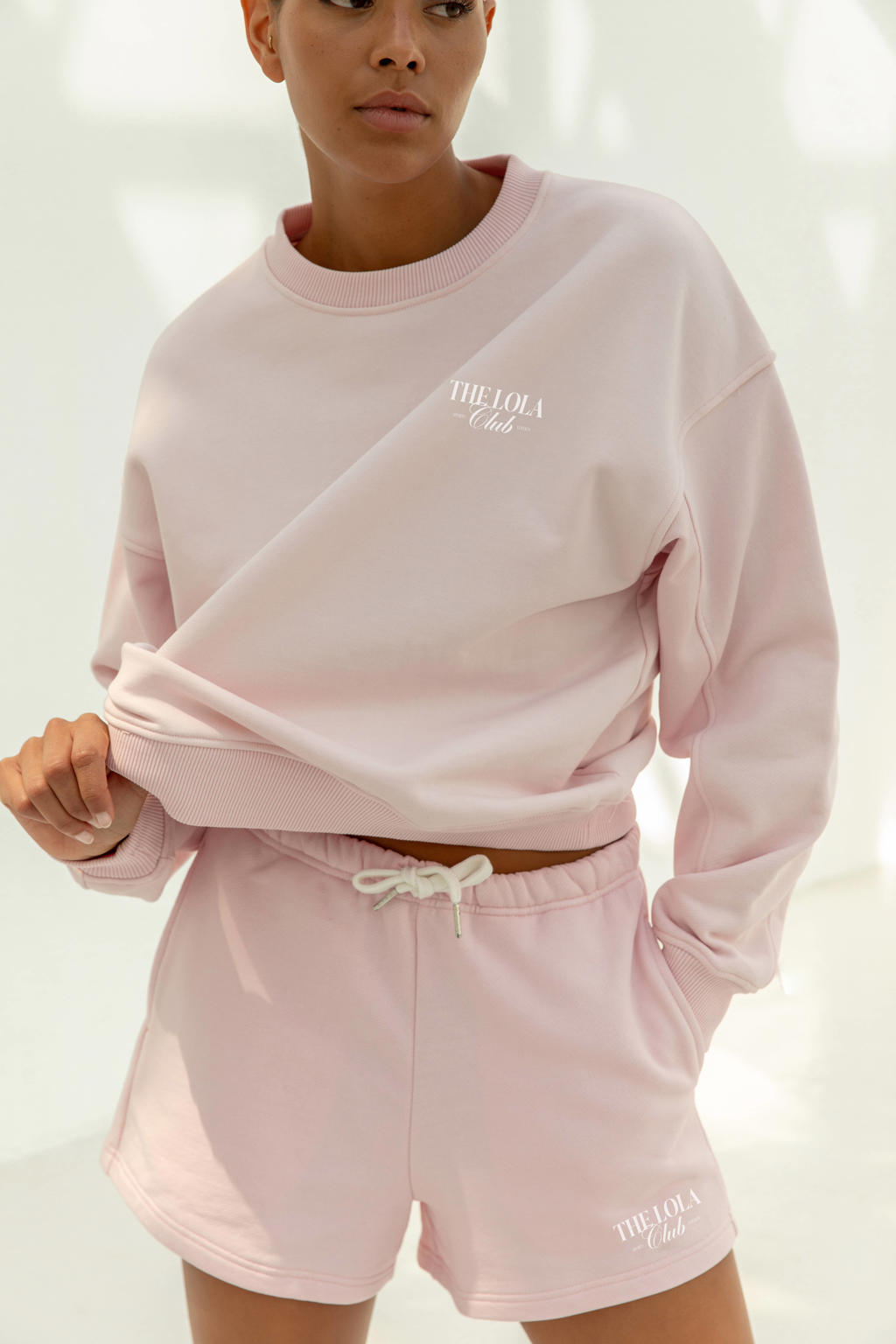 Lichtroze dames The Lola Club sweater Ruby van katoen met effen, lange mouwen en ronde hals