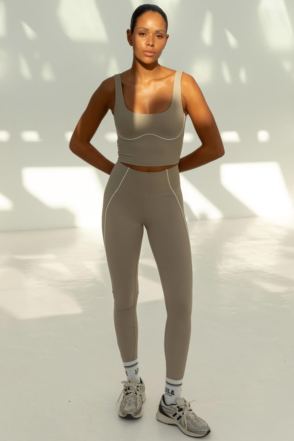Zandkleurige dames The Lola Club sportlegging Alma van nylon met slim fit en regular waist