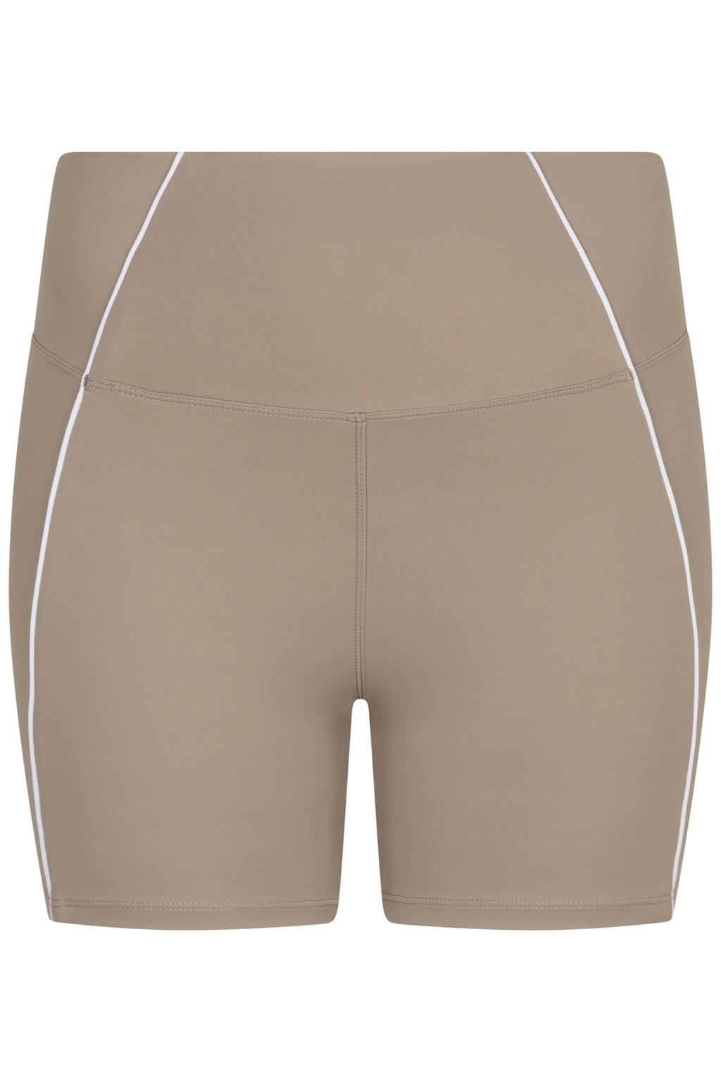 Zandkleurige dames The Lola Club sportshort Alma van nylon met slim fit en regular waist