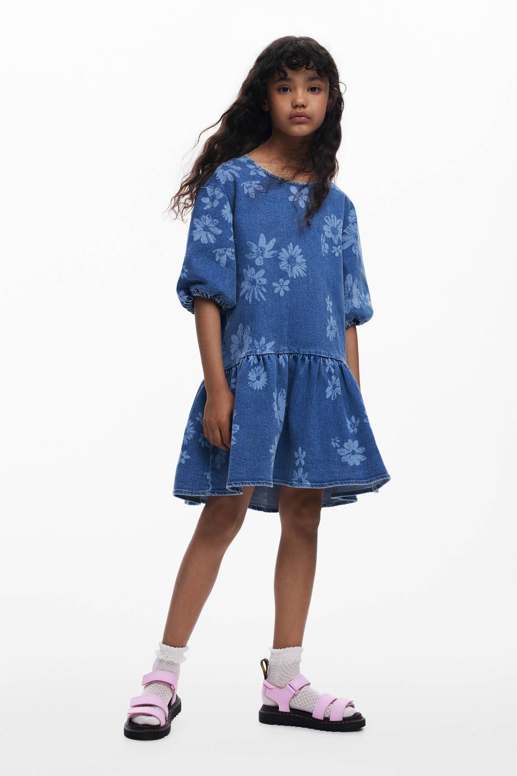 Medium blue denim meisjes Desigual gebloemde A-lijn jurk van denim met korte mouwen, ronde hals en ritssluiting