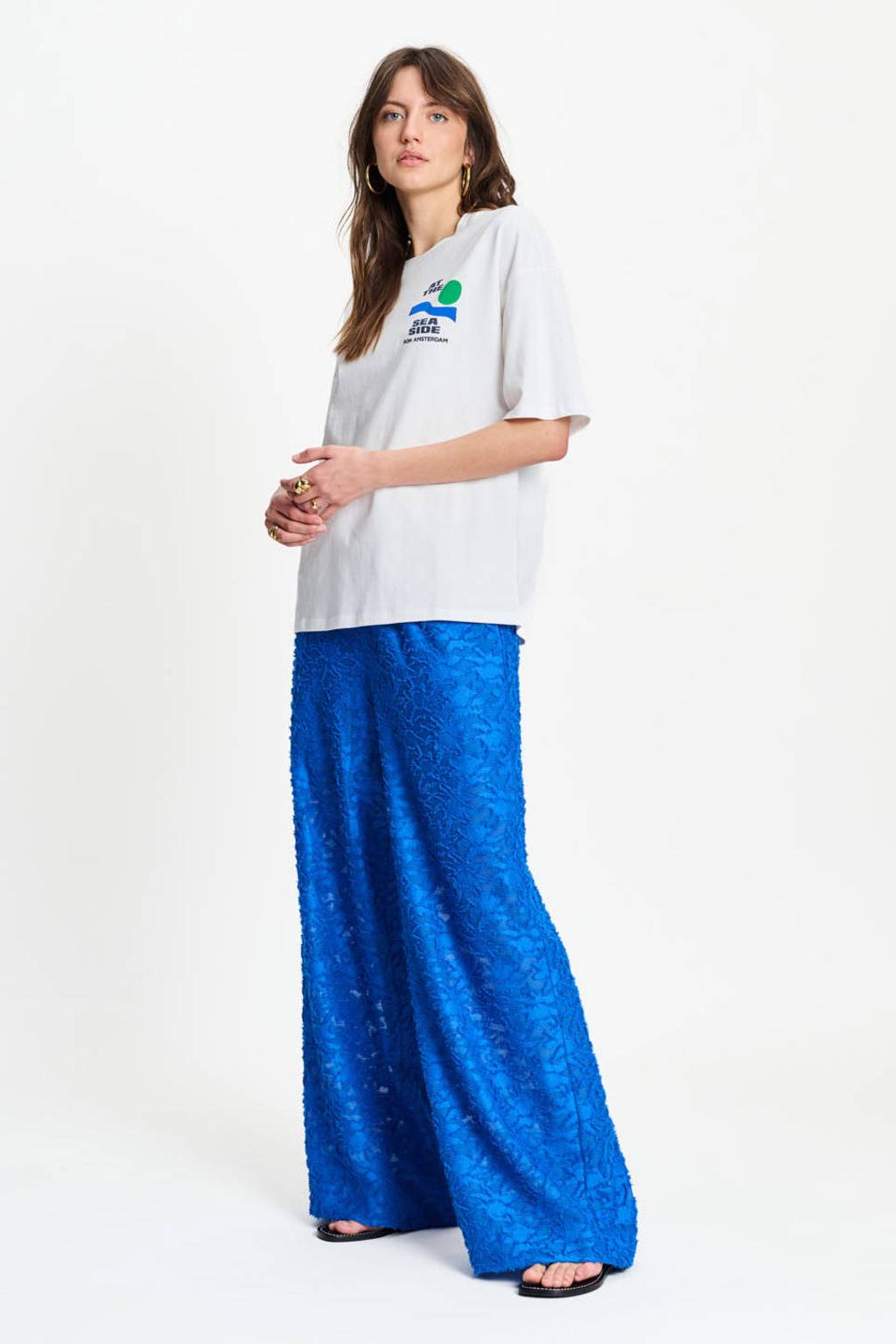 Ecru, blauw en groene dames POM Amsterdam T-shirt van katoen met backprint, korte mouwen en ronde hals