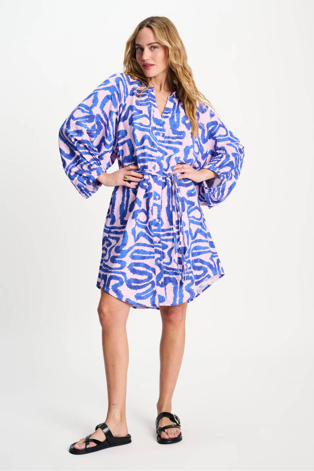 Blauw en roze dames POM Amsterdam zomerjurk van viscose met grafische print, driekwart mouwen, V-hals, knoopsluiting en ceintuur