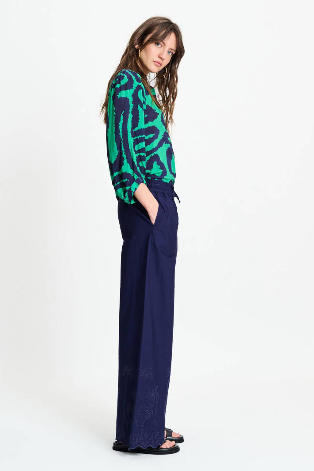 Groen en donkerblauwe dames POM Amsterdam blouse van viscose met grafische print, driekwart mouwen, klassieke kraag en knoopsluiting