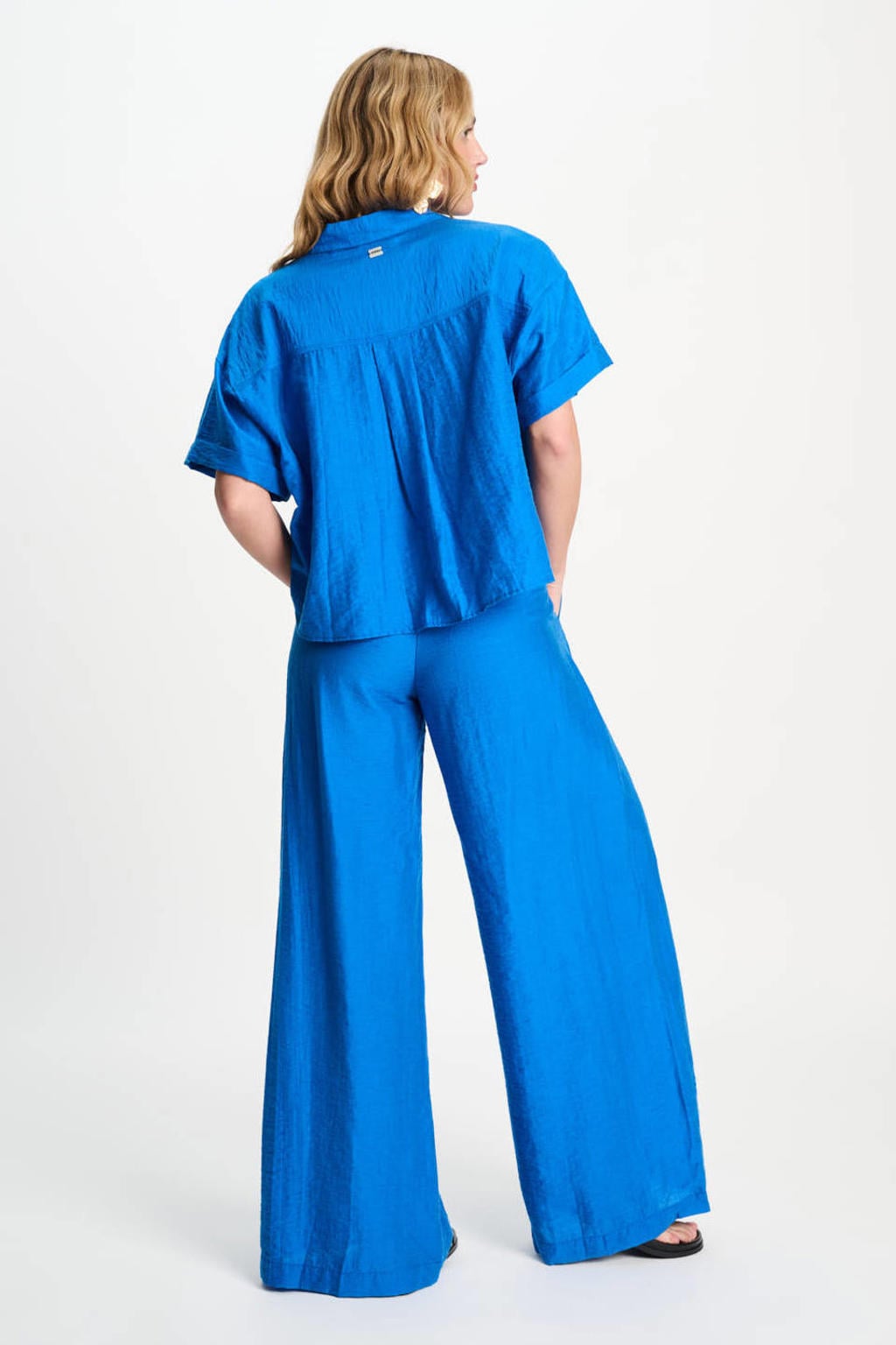 Blauwe dames POM Amsterdam blouse van viscose met effen, korte mouwen, klassieke kraag, knoopsluiting en glimmend detail