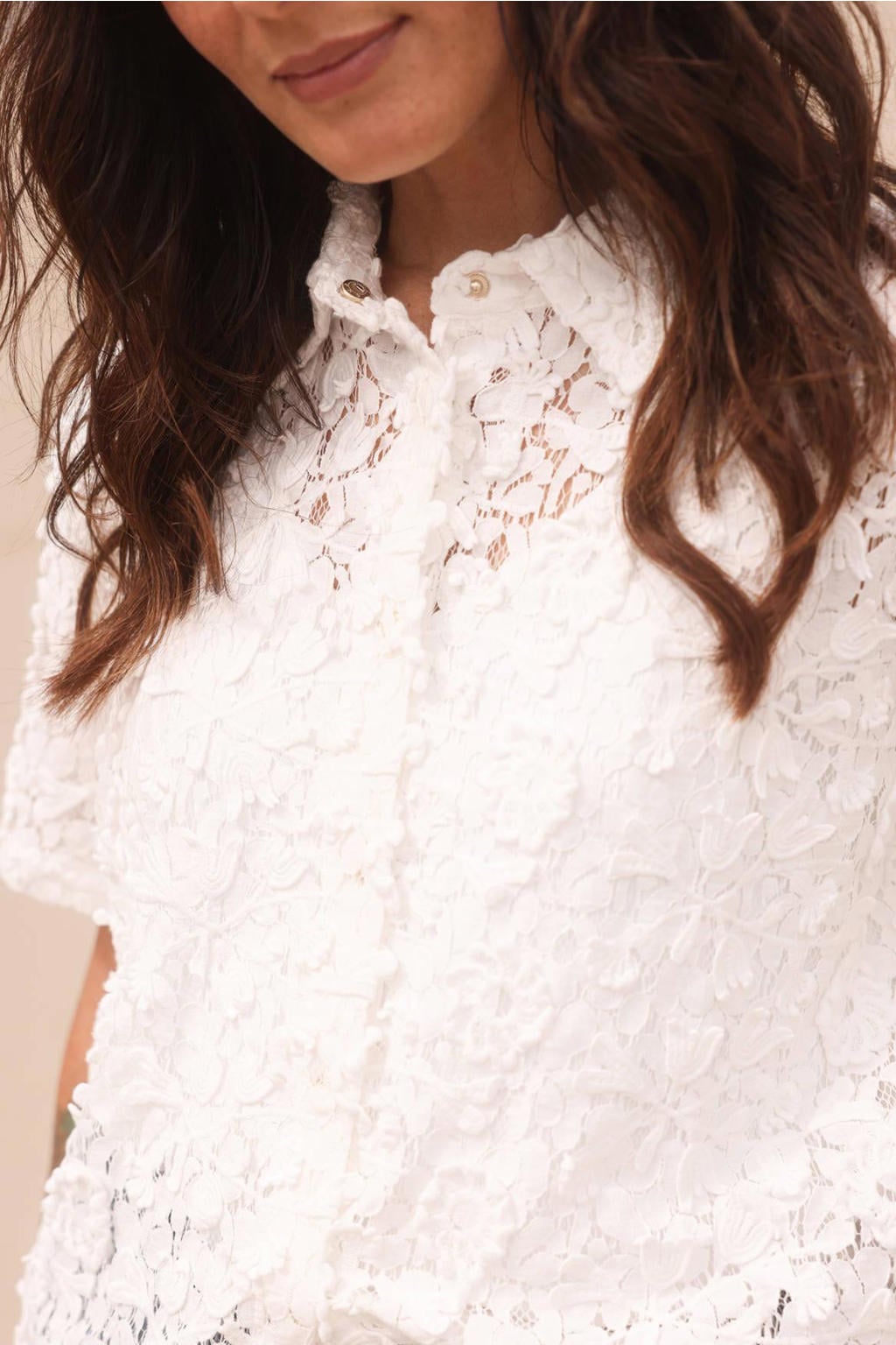 Ecru dames Yest gebloemde blouse van katoen met korte mouwen, klassieke kraag, knoopsluiting en kant