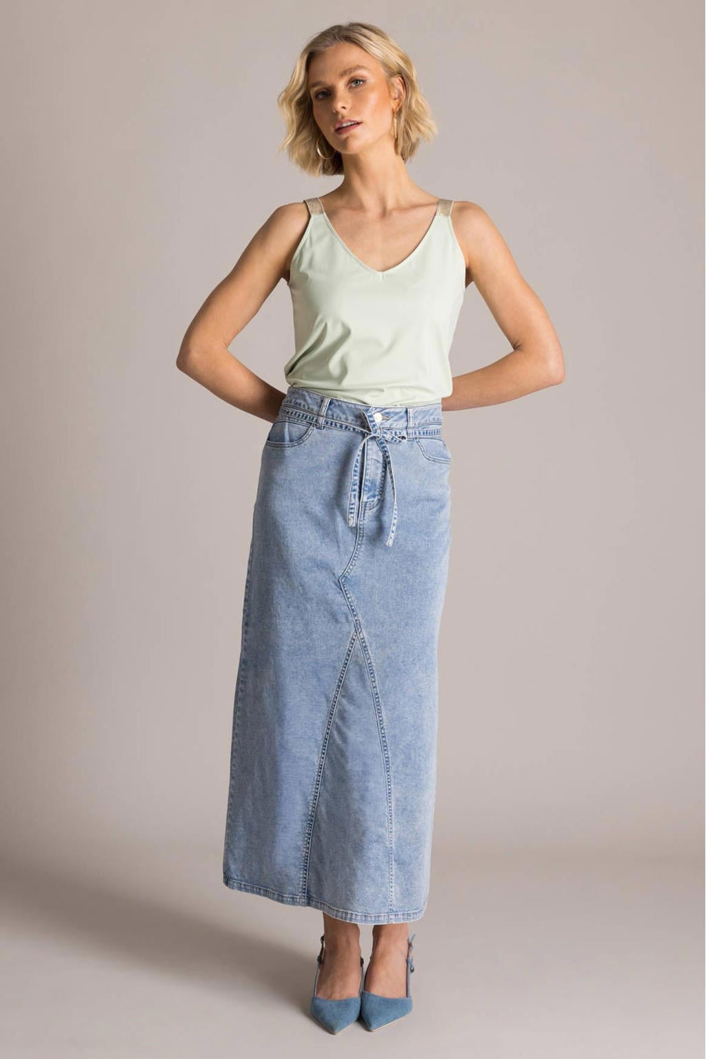 Medium blue denim dames Yest spijkerrok gemaakt van denim en met rits- en knoopsluiting