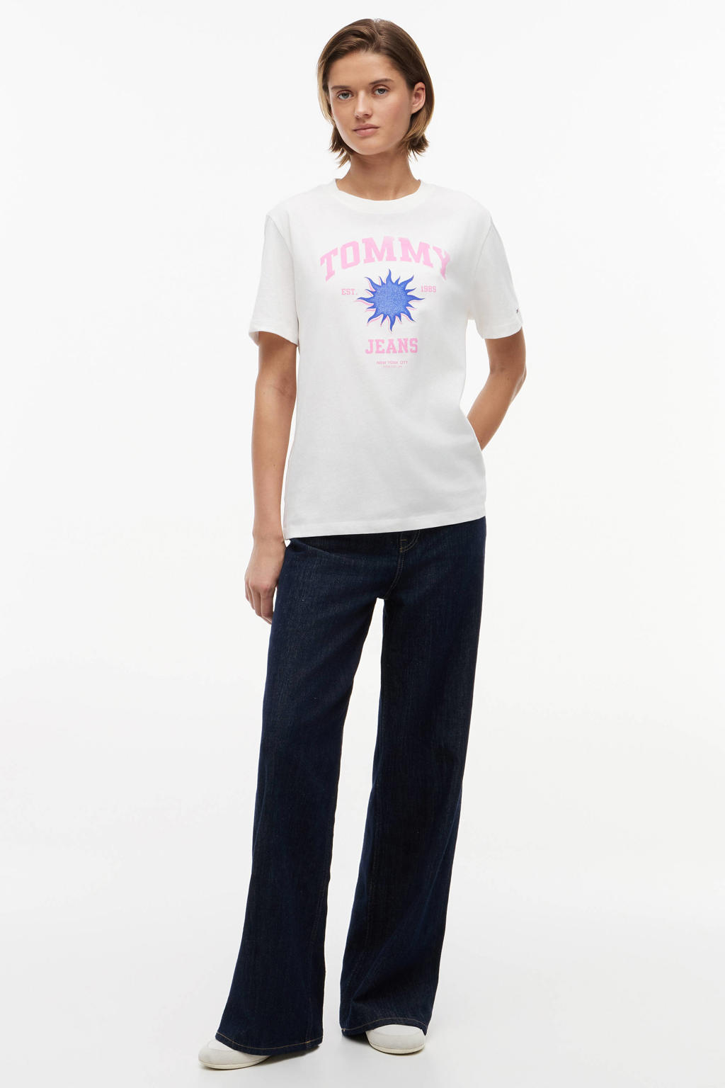 Ecru en roze dames Tommy Jeans T-shirt van katoen met printopdruk, korte mouwen en ronde hals