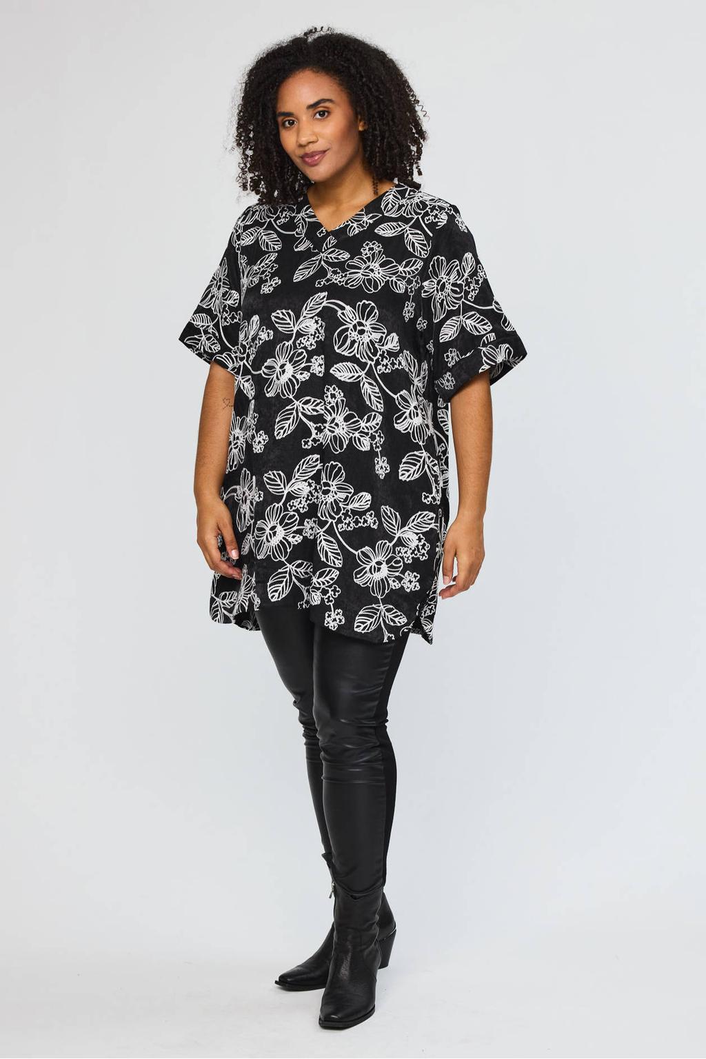 Zwart en witte dames STUDIO gebloemde tuniek van viscose met korte mouwen en V-hals