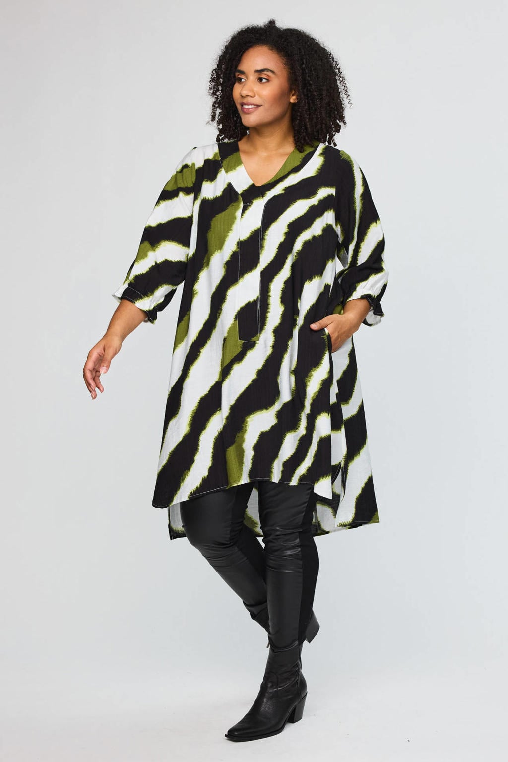Zwart, wit en groene dames STUDIO tuniek van viscose met zebraprint, driekwart mouwen en V-hals