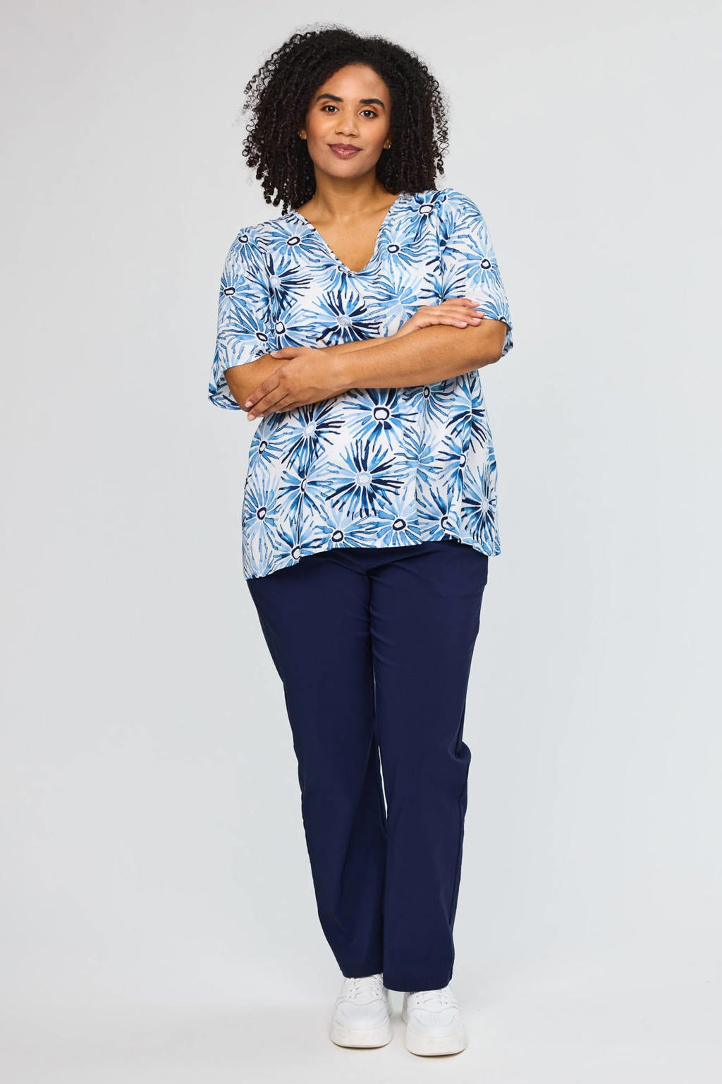 Blauw en witte dames STUDIO gebloemde top van viscose met korte mouwen en V-hals