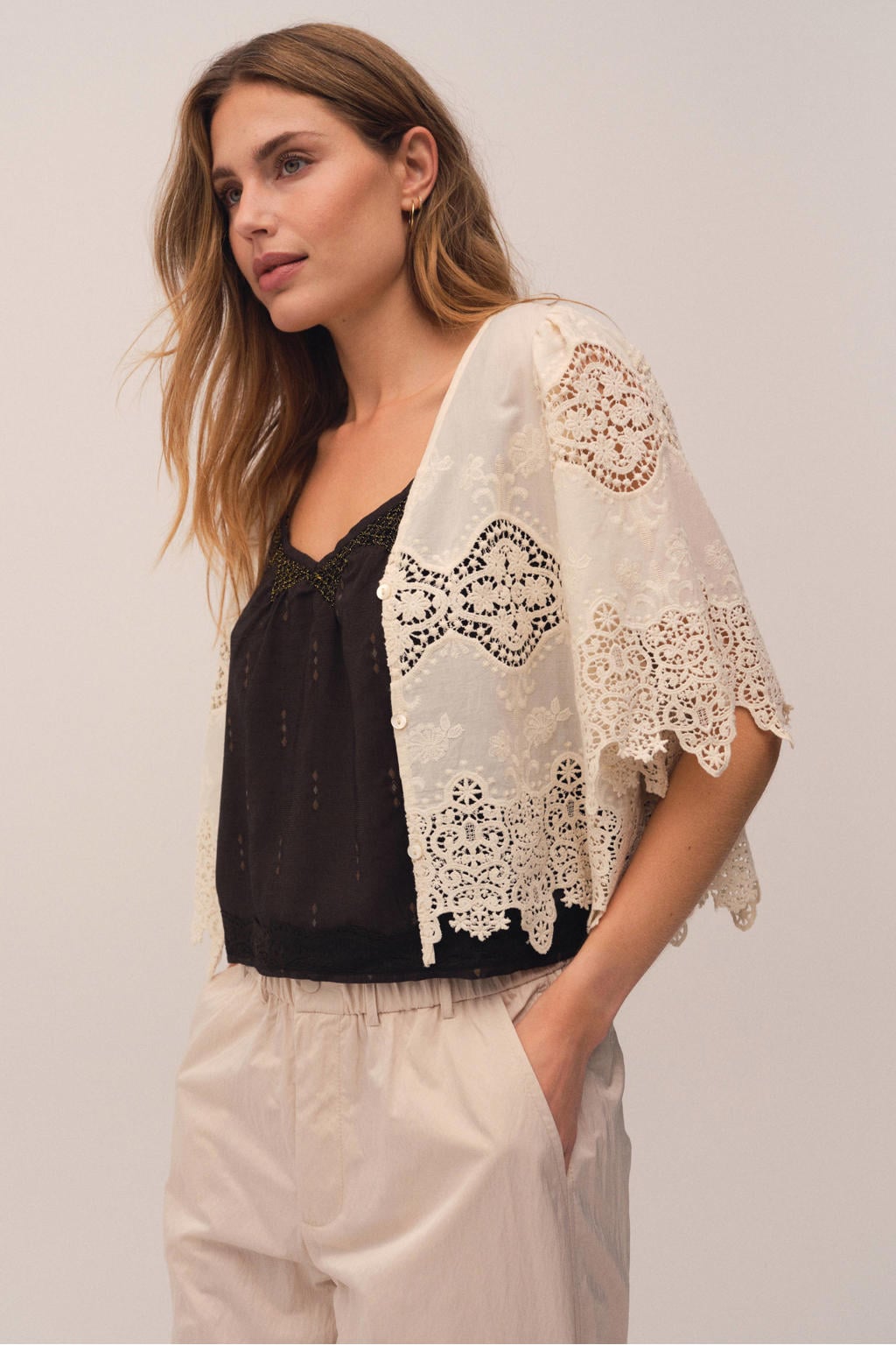 Crème dames Gossia top broderie met effen, korte mouwen en V-hals