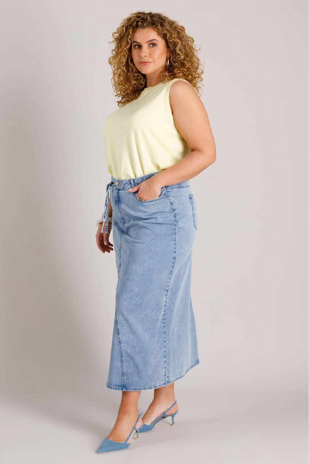 Medium blue denim dames Yest Curve spijkerrok gemaakt van katoen en met rits- en knoopsluiting