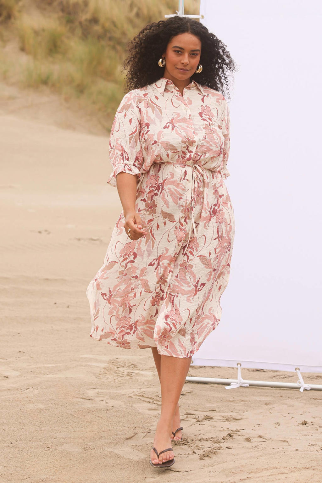 Ecru en roze dames Yest Curve gebloemde blousejurk van viscose met driekwart mouwen en klassieke kraag