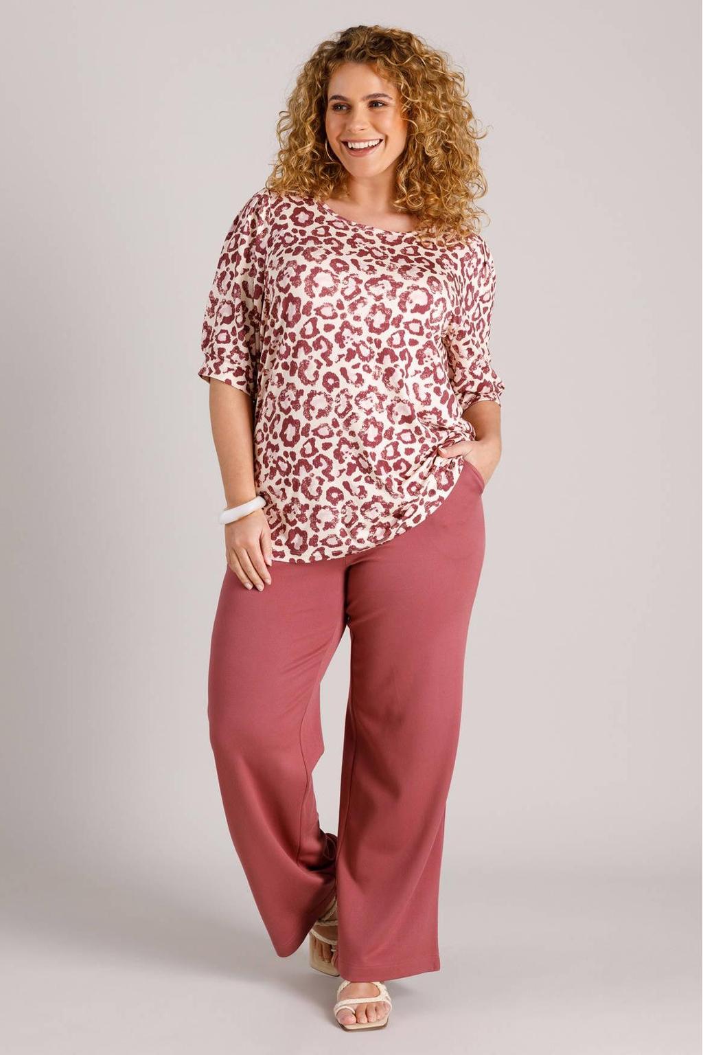 Ecru, rood en roze dames Yest Curve top van viscose met dierenprint, driekwart mouwen en ronde hals