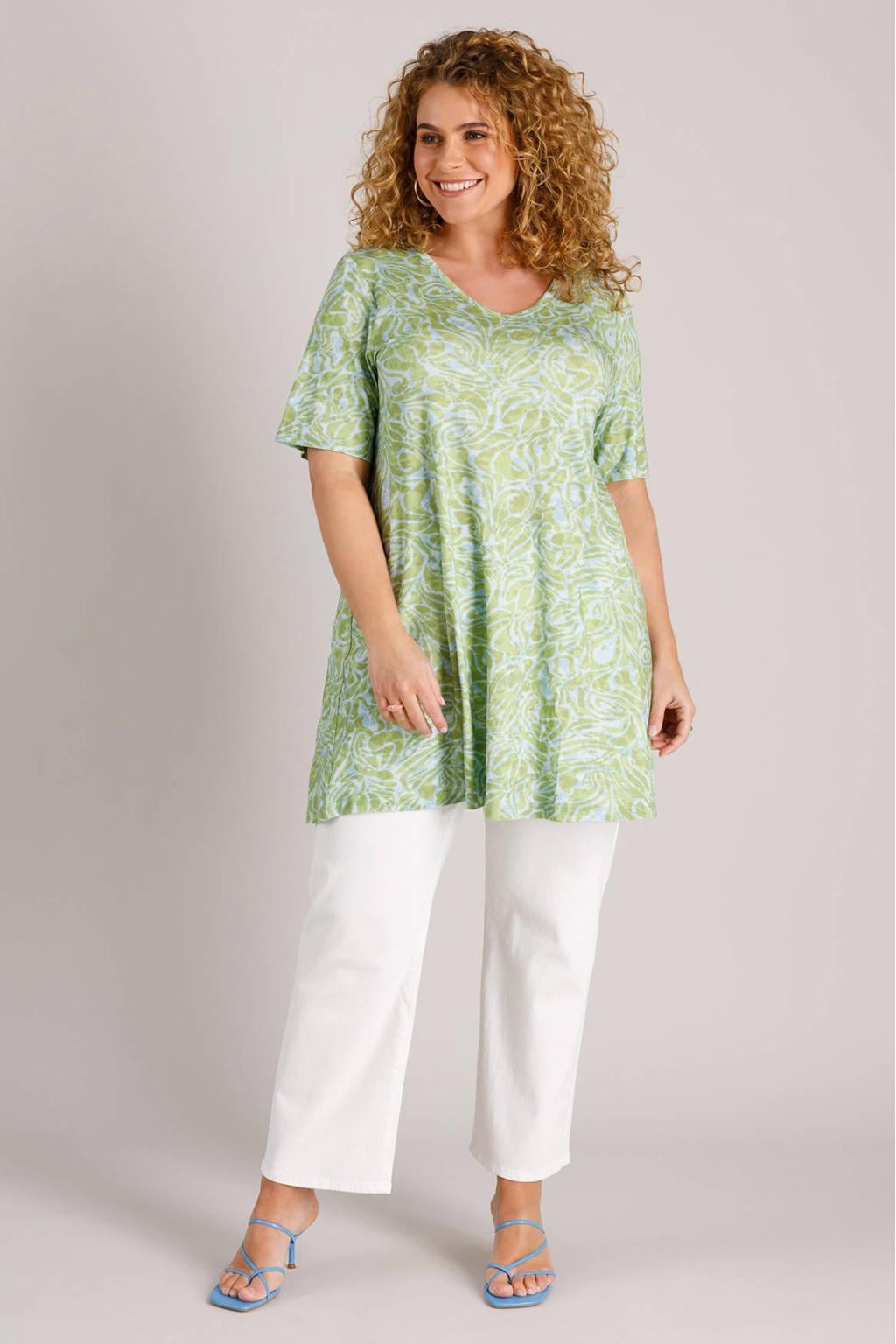 Lichtgroen, wit en blauwe dames Yest Curve jersey tuniek van viscose met driekwart mouwen en V-hals