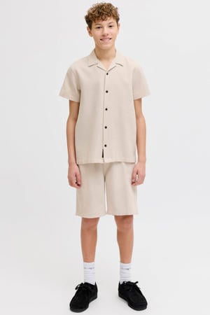 korte broek + overhemd met textuur beige