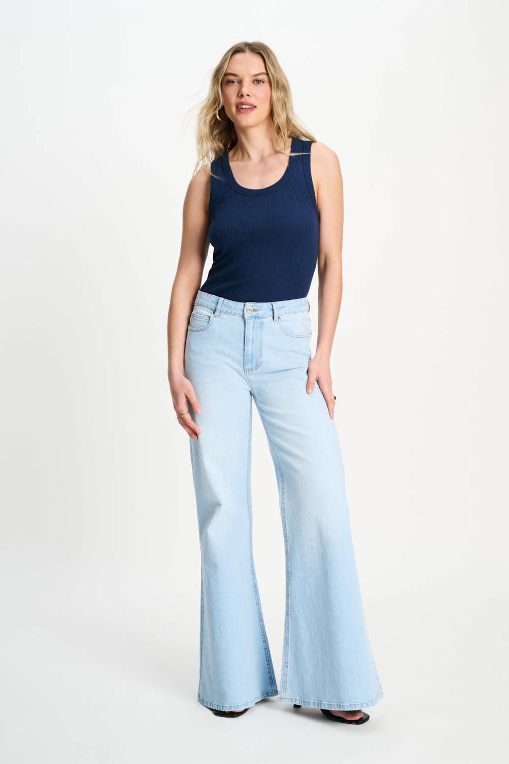 Light blue denim dames POM Amsterdam high waist flared jeans van denim met rits- en knoopsluiting en effen