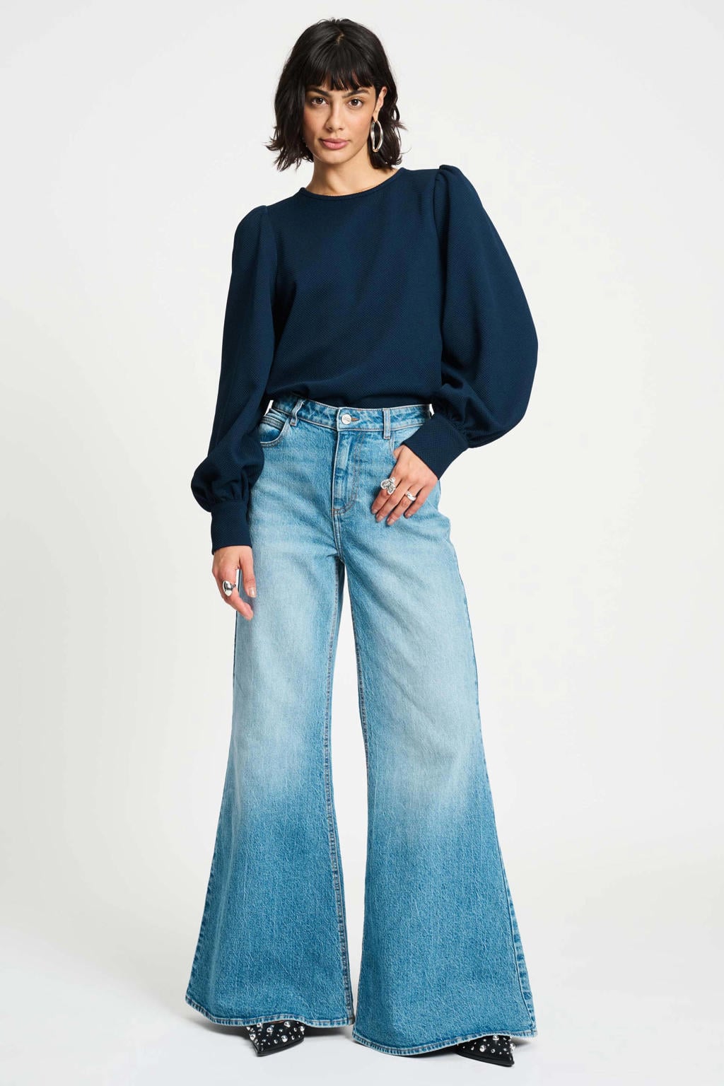 Medium blue denim dames POM Amsterdam flared jeans van denim met regular waist, rits- en knoopsluiting en effen