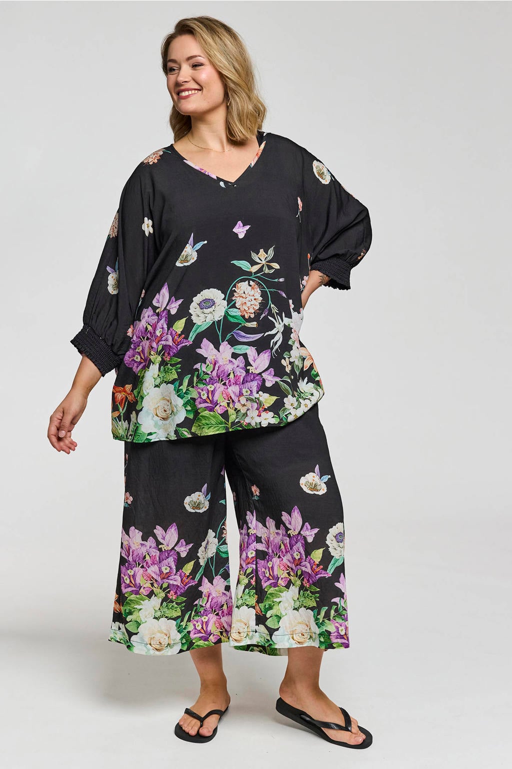 Zwart, paars en witte dames Gozzip gebloemde blousetop van viscose met driekwart mouwen, V-hals en knoopsluiting