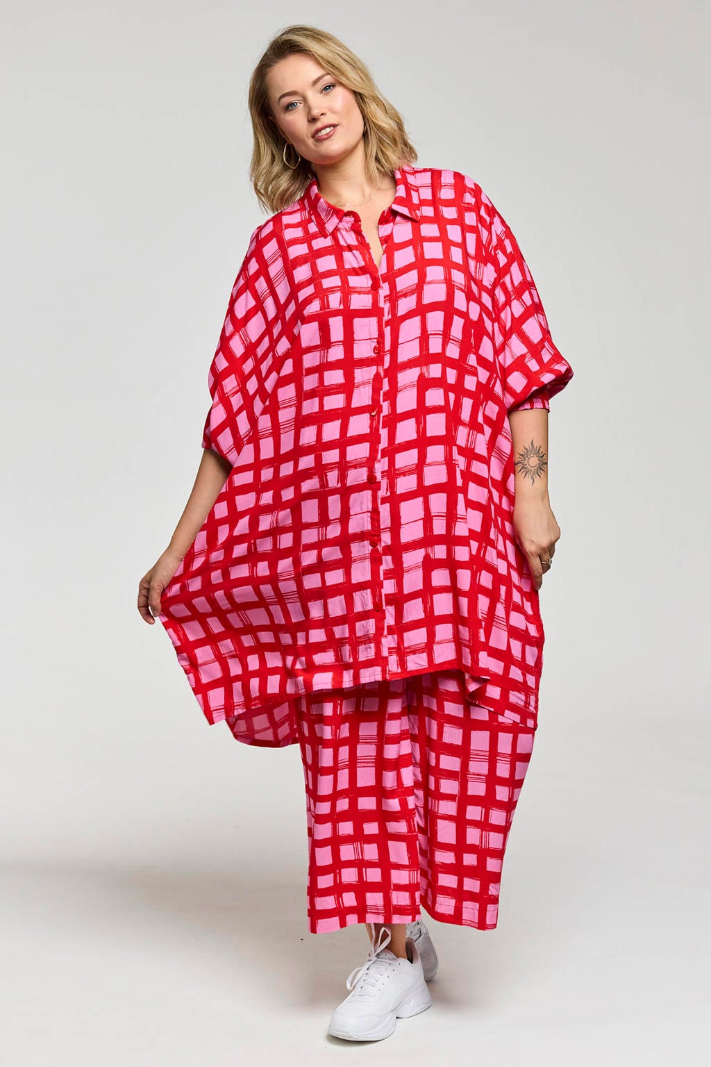 Roze en rode dames Gozzip geruit tuniek van viscose met driekwart mouwen, klassieke kraag en knoopsluiting