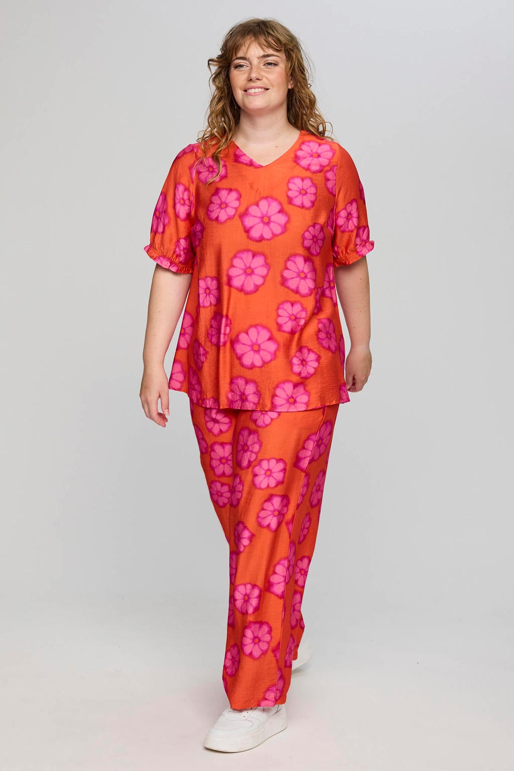 Rood en roze dames STUDIO gebloemde top van viscose met korte mouwen, V-hals en geweven detail