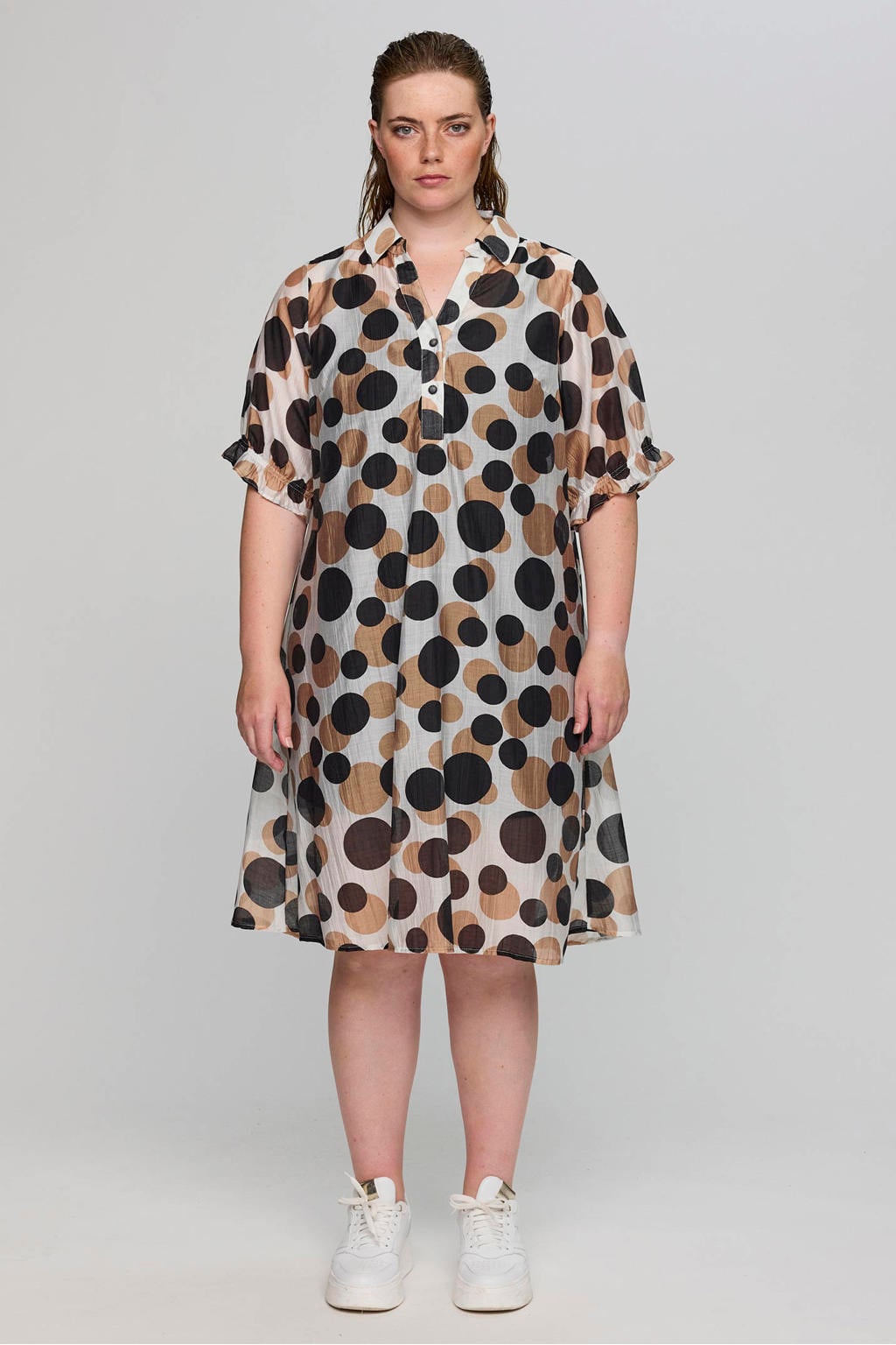 Zwart, wit en beige dames STUDIO blousejurk van viscose met stippenprint, korte mouwen, klassieke kraag, knoopsluiting en semi-transparante details