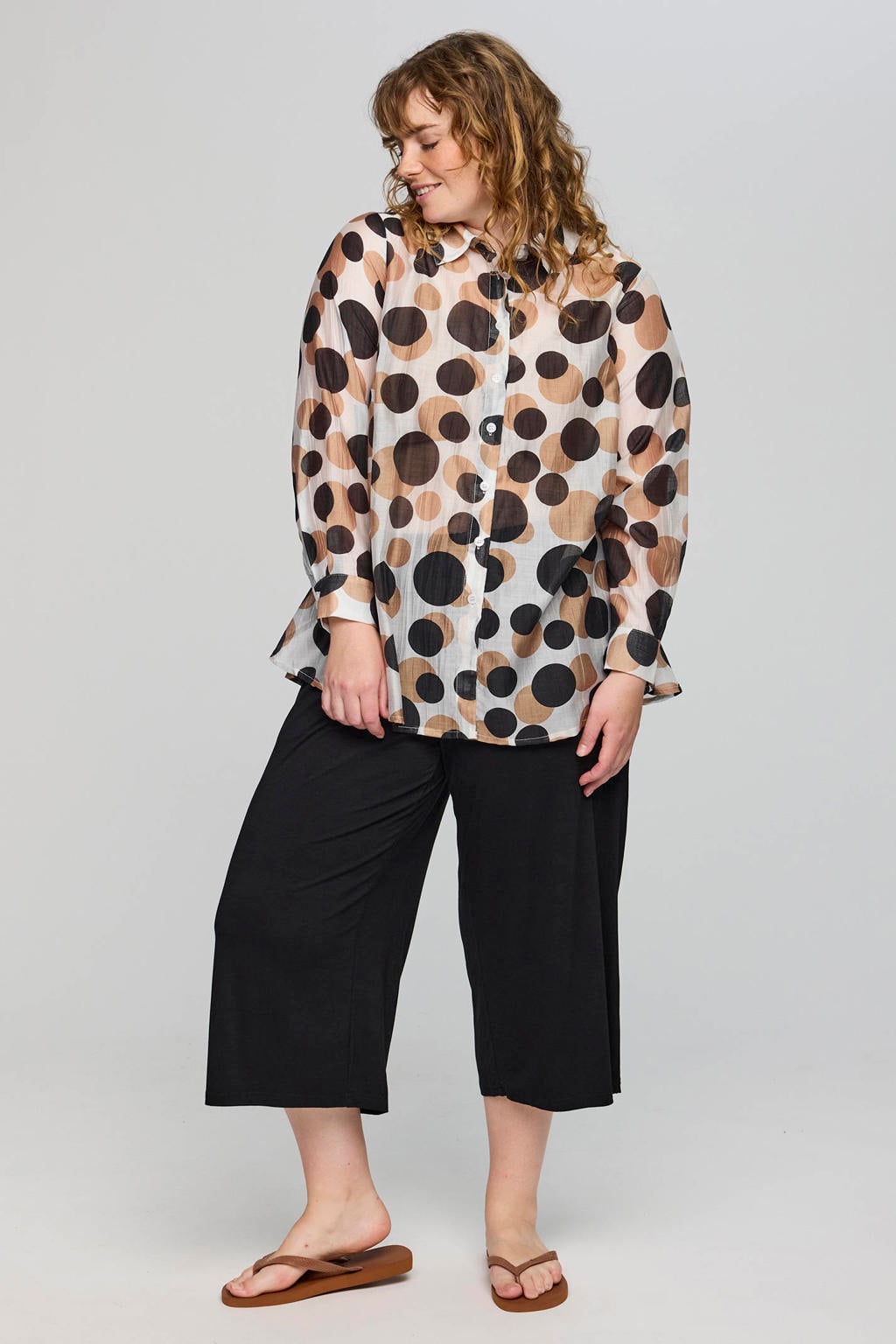 Zwart, beige en witte dames STUDIO blouse van viscose met stippenprint, lange mouwen, klassieke kraag en knoopsluiting