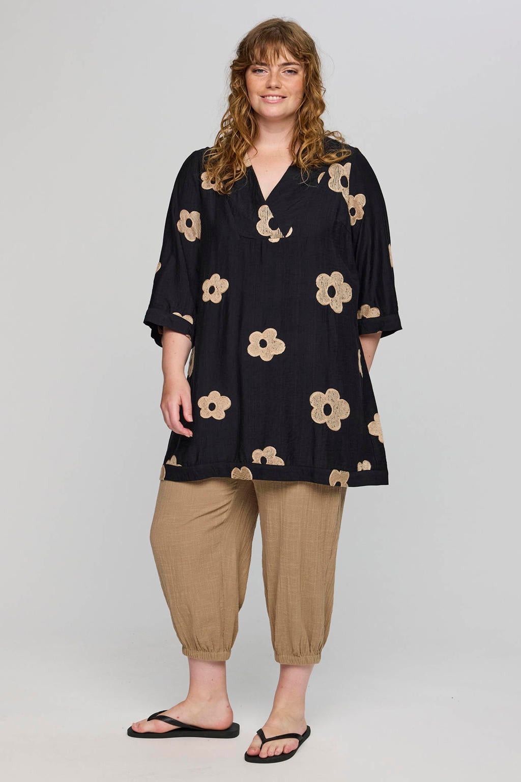 Zwart en bruine dames STUDIO gebloemde tuniek van viscose met half lange mouwen en V-hals