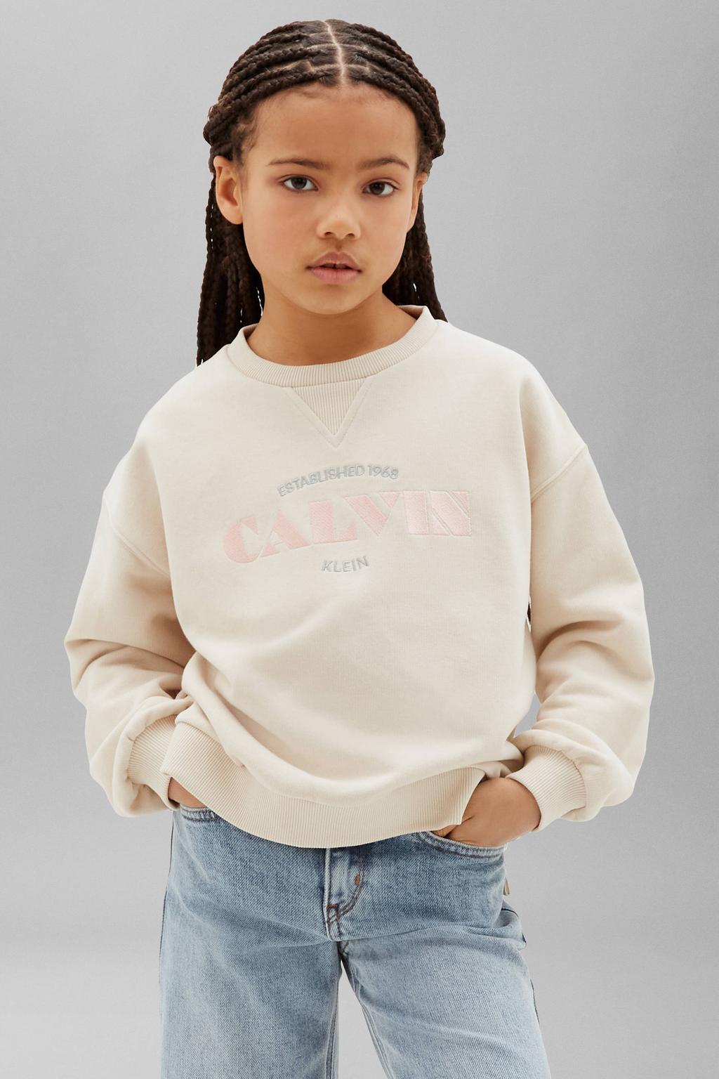 Ecru meisjes Calvin Klein sweater met logo dessin, ronde hals en geribde boorden