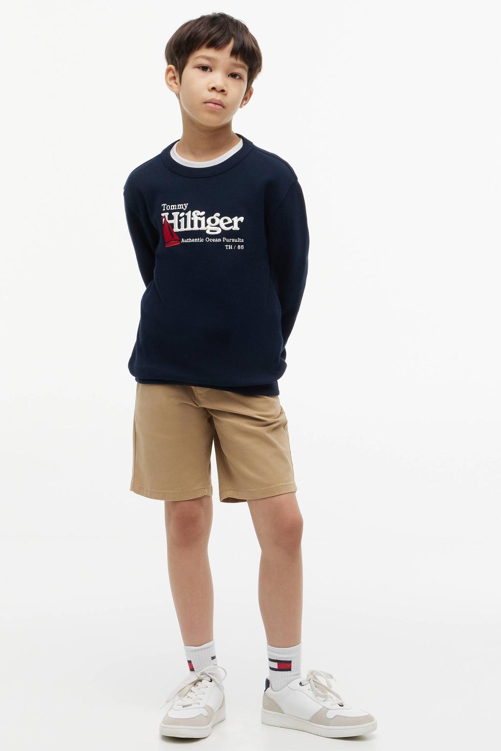 Donkerblauwe jongens Tommy Hilfiger sweater met logo dessin, lange mouwen, ronde hals en geribde boorden