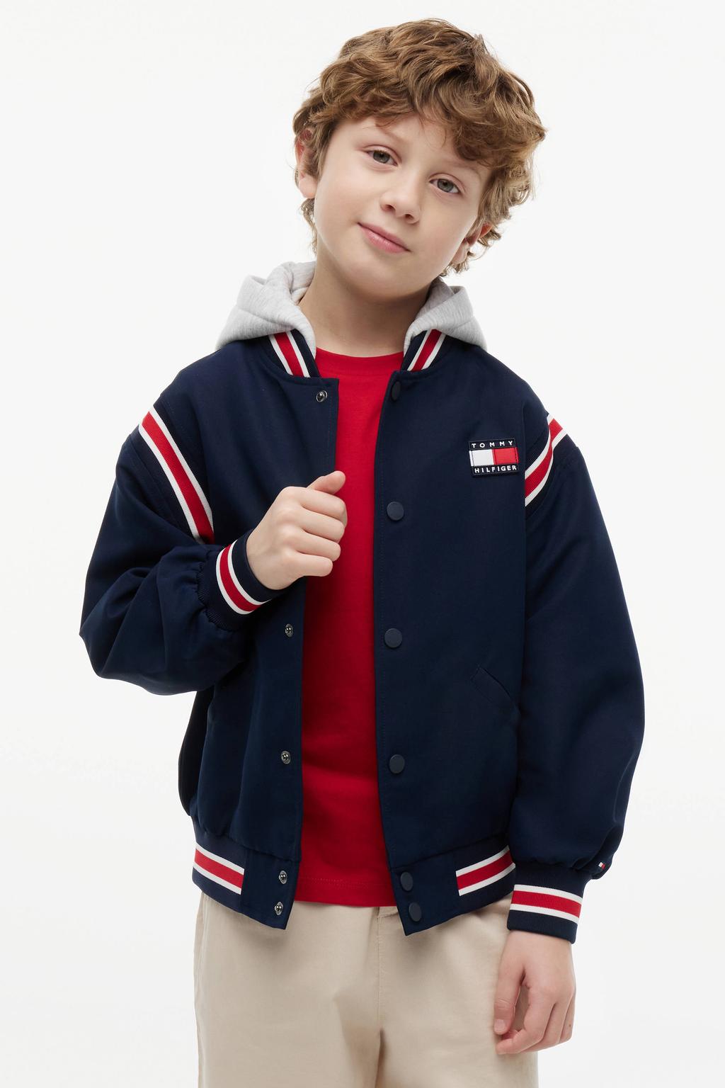 Donkerblauw, rood en grijze jongens Tommy Hilfiger winter bomberjack met meerkleurige print, lange mouwen, capuchon, rits- en drukknoopsluiting en geribde boorden