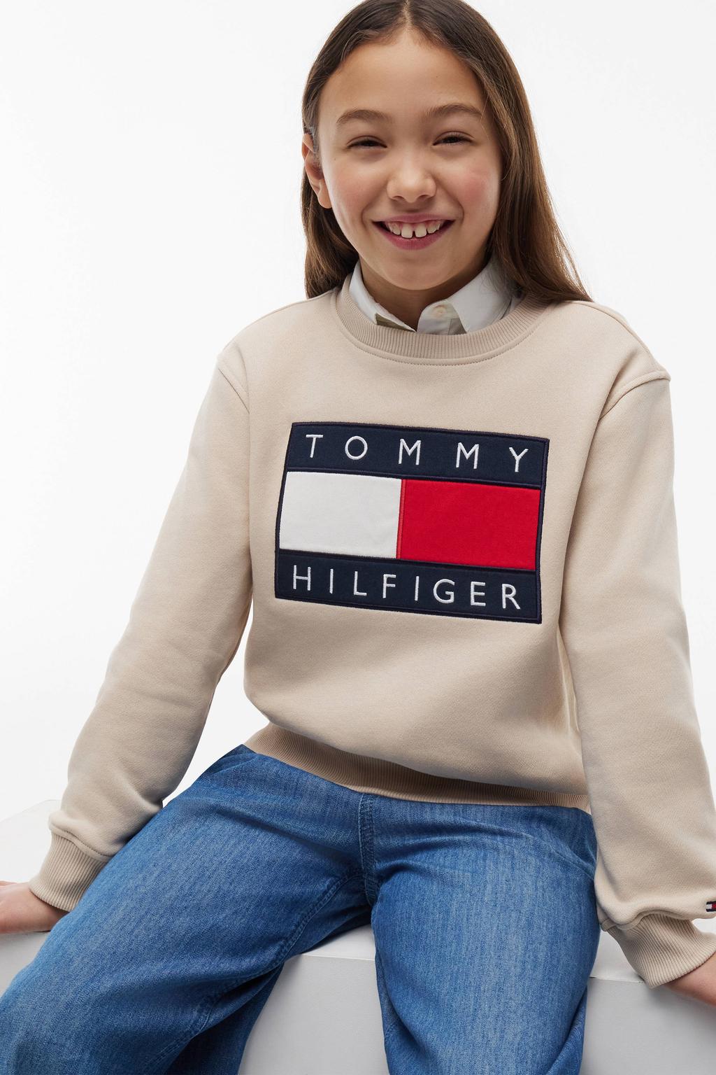 Beige jongens en meisjes Tommy Hilfiger sweater met logo dessin, lange mouwen, ronde hals en geribde boorden