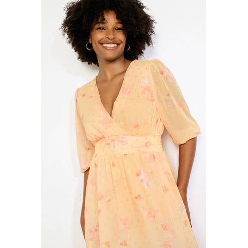LOLALIZA gebloemde midi jurk met lurex geel afbeelding