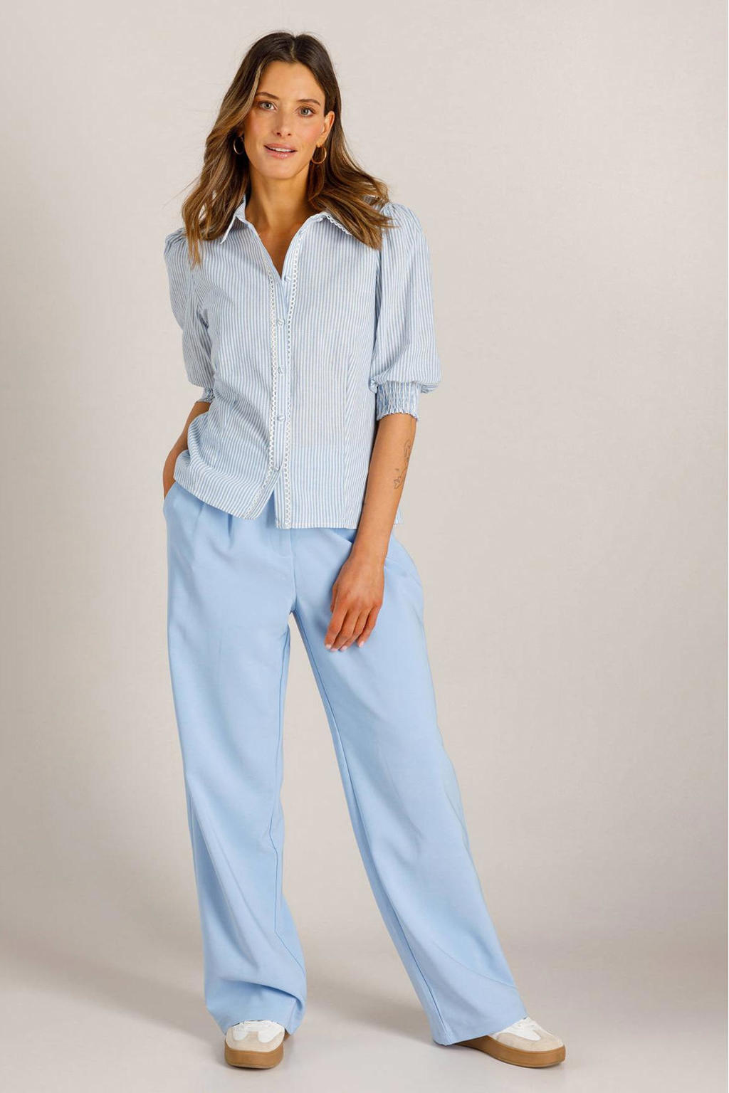 Lichtblauwe dames Ivy Beau gestreepte blouse van katoen met driekwart mouwen, klassieke kraag, knoopsluiting en volant
