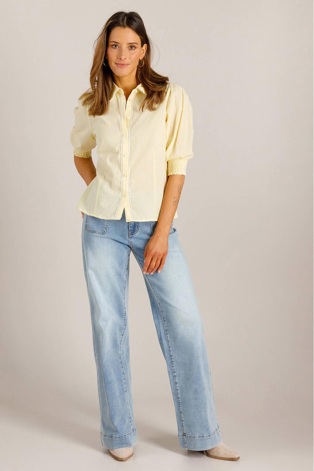 Lichtgeel en witte dames Ivy Beau gestreepte blouse van katoen met driekwart mouwen, klassieke kraag, knoopsluiting en volant