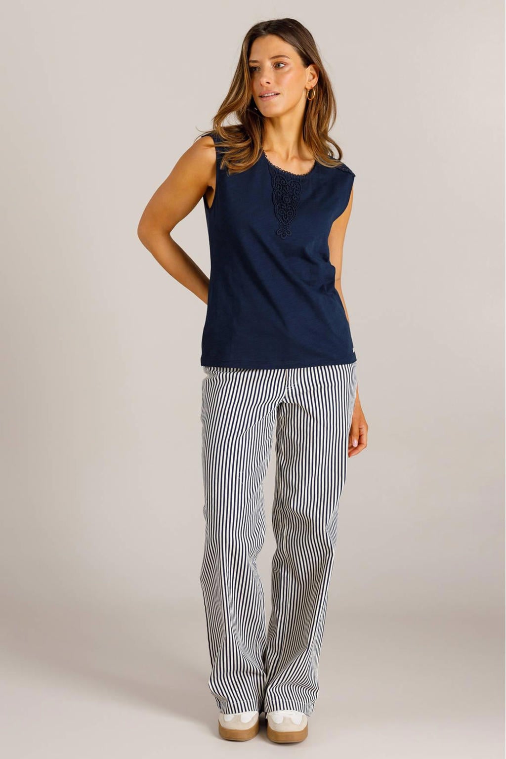 Donkerblauwe dames Ivy Beau mouwloze top met effen, ronde hals en kant