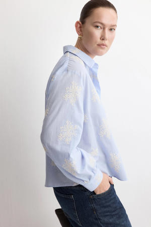 gebloemde blouse lichtblauw