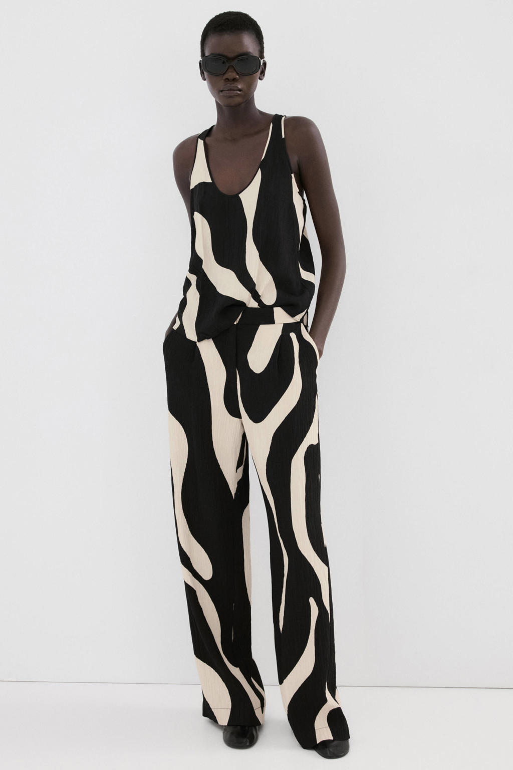 Zwart en ecru dames Mango baggy regular waist broek van viscose met rits- en haaksluiting