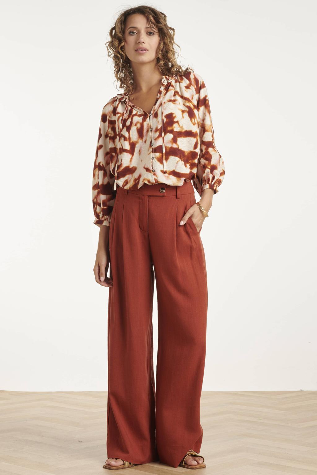 Roodbruine dames Smashed Lemon blouse bruin van rayon met dip-dye effect, driekwart mouwen, klassieke kraag en knoopsluiting