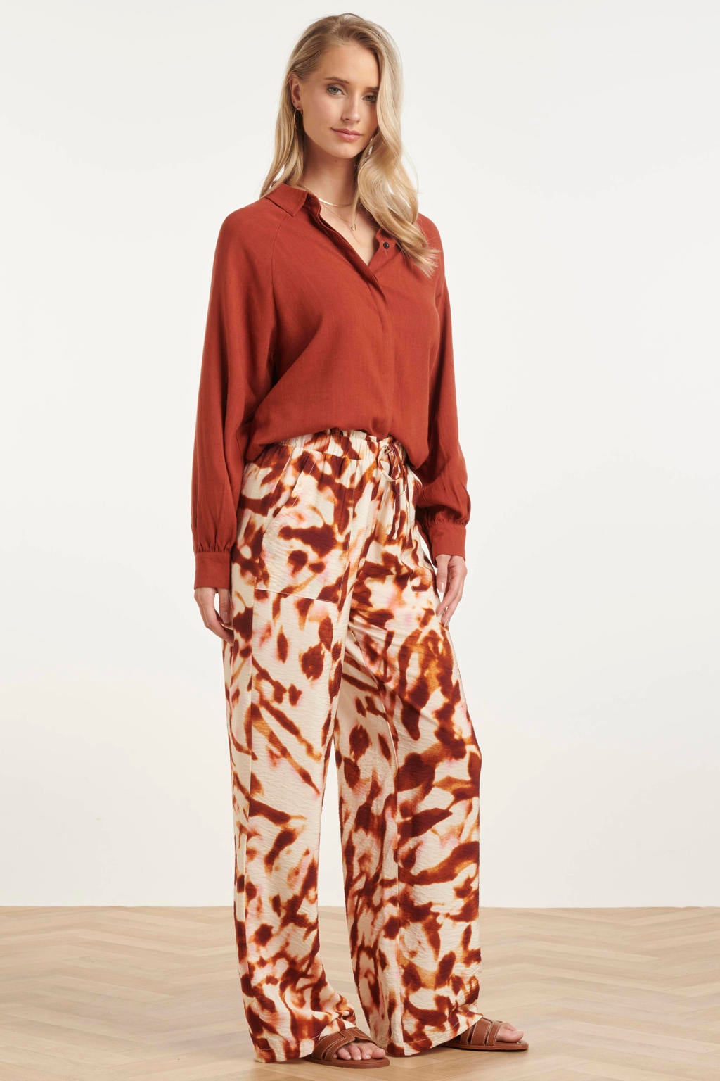 Roodbruine dames Smashed Lemon regular waist casual broek bruin van rayon met loose fit, elastische tailleband met koord en dip-dye effect