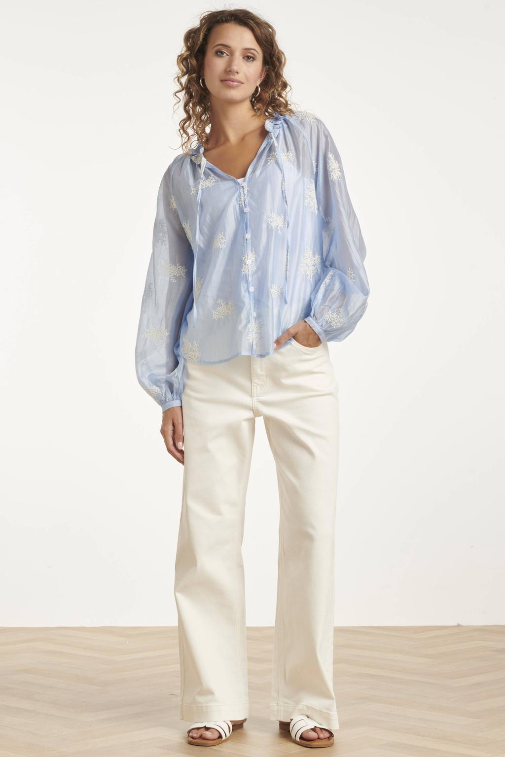 Blauwe dames Smashed Lemon zijden gebloemde blouse broderie met lange mouwen, V-hals en knoopsluiting