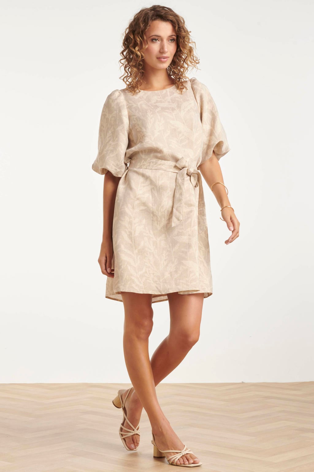 Beige dames Smashed Lemon cocktailjurk van rayon met bladprint, half lange mouwen, ronde hals, striksluiting en glimmend detail