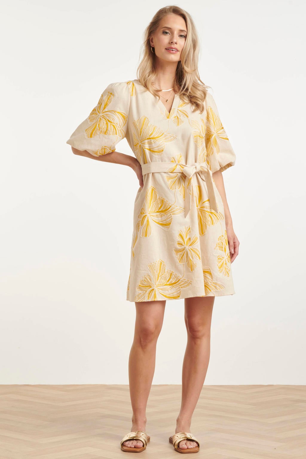 Geel en beige dames Smashed Lemon korte gebloemde cocktailjurk , van linnen met half lange mouwen en V-hals