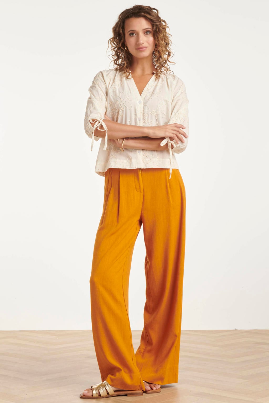 Ecru dames Smashed Lemon gebloemde blouse van katoen met half lange mouwen, V-hals, knoopsluiting en borduursels