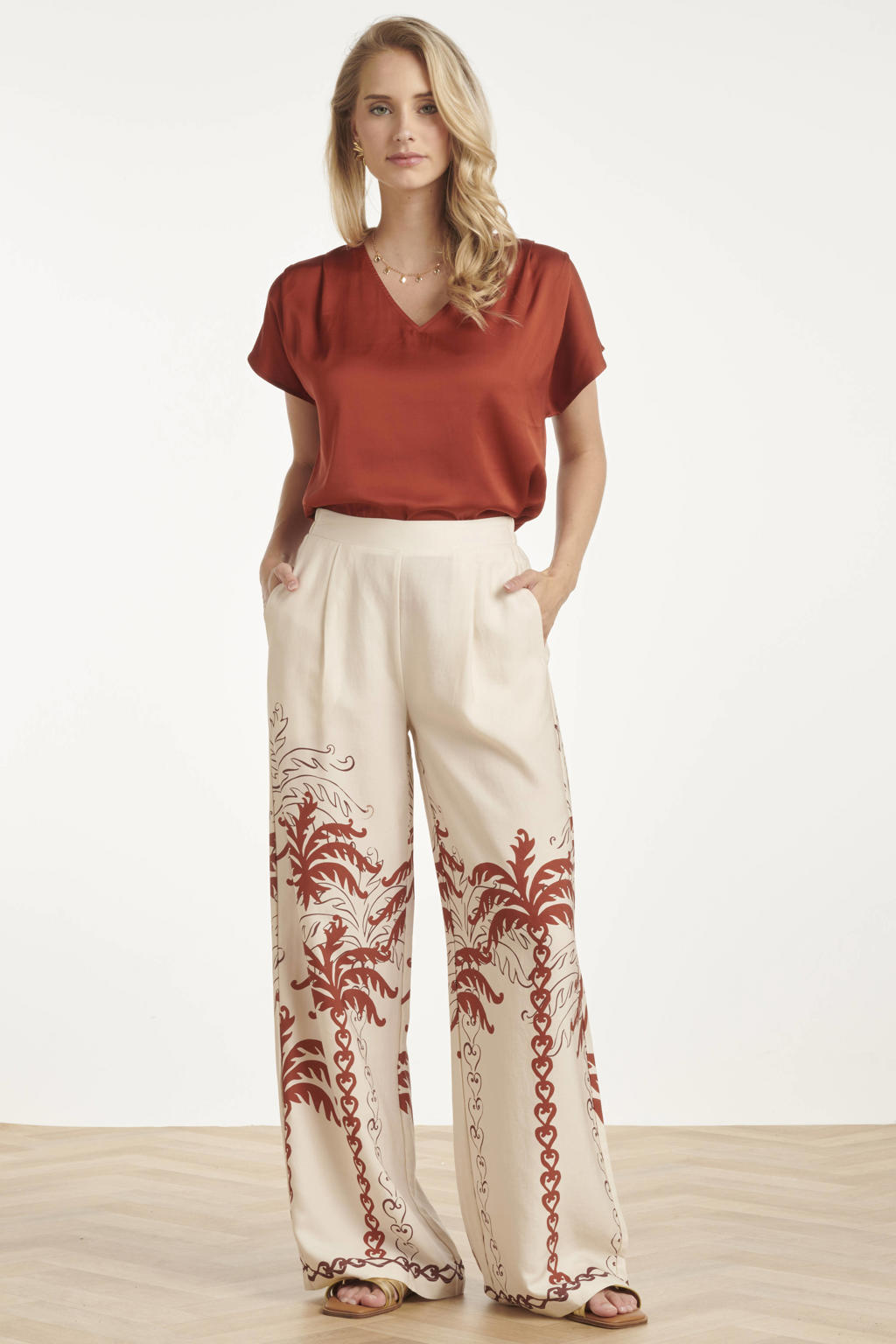 Rode dames Smashed Lemon blousetop van viscose met effen, korte mouwen, V-hals en glimmend detail